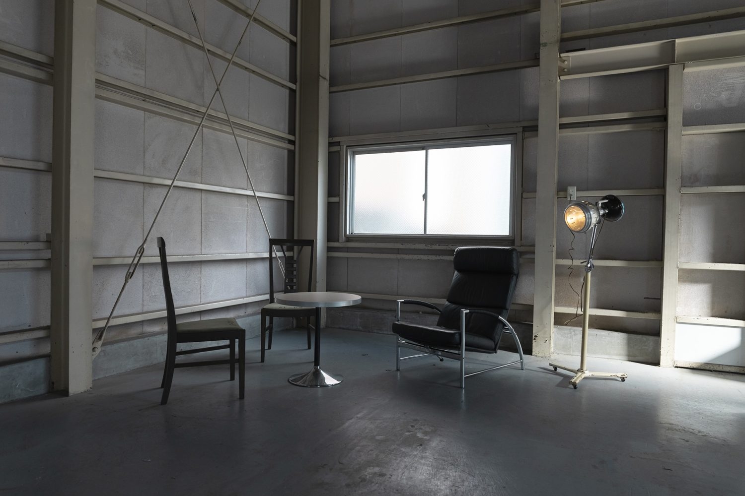 退廃的な雰囲気に