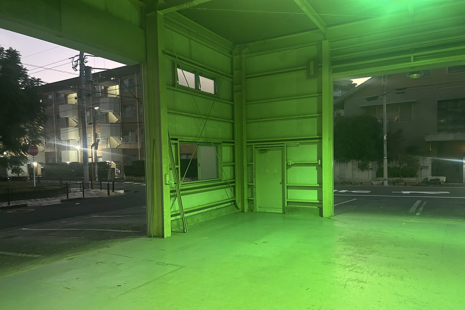 照明のネオンカラーを使ってポップな印象