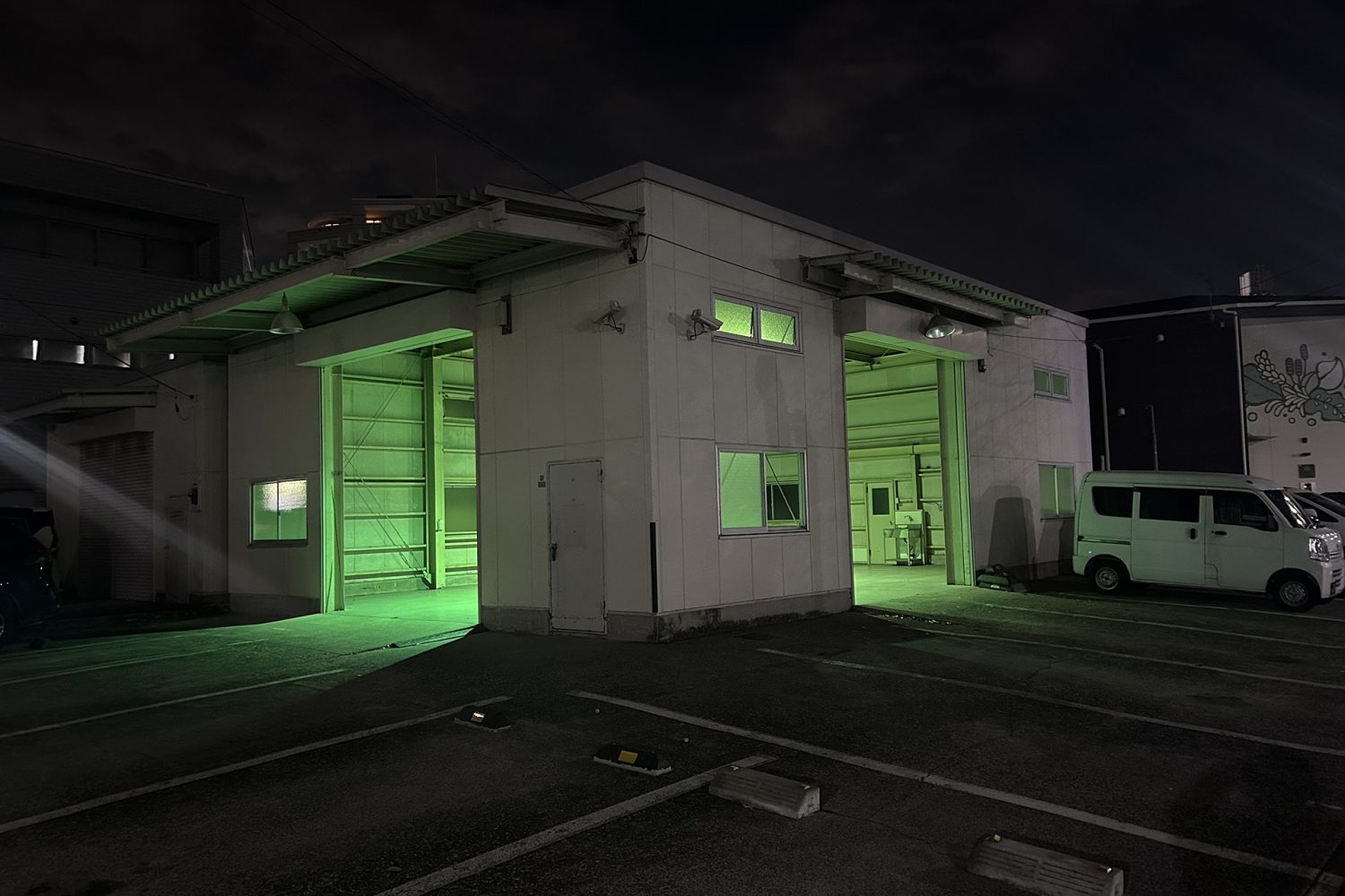 夜のシーンの倉庫ロケーションとして
