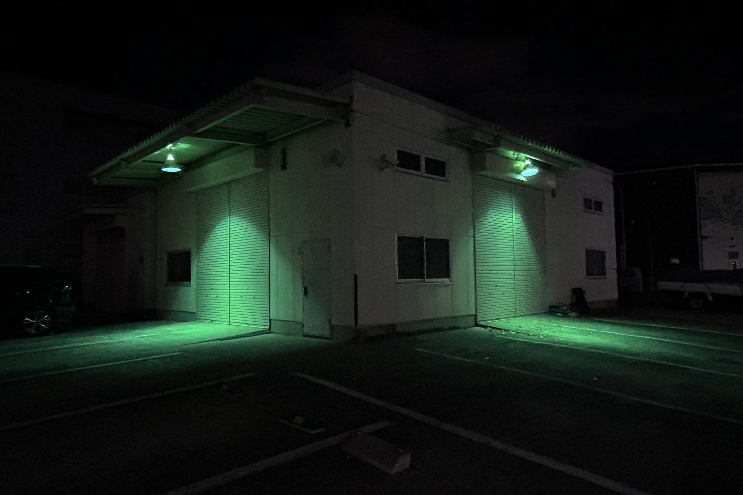 緑の照明で演出