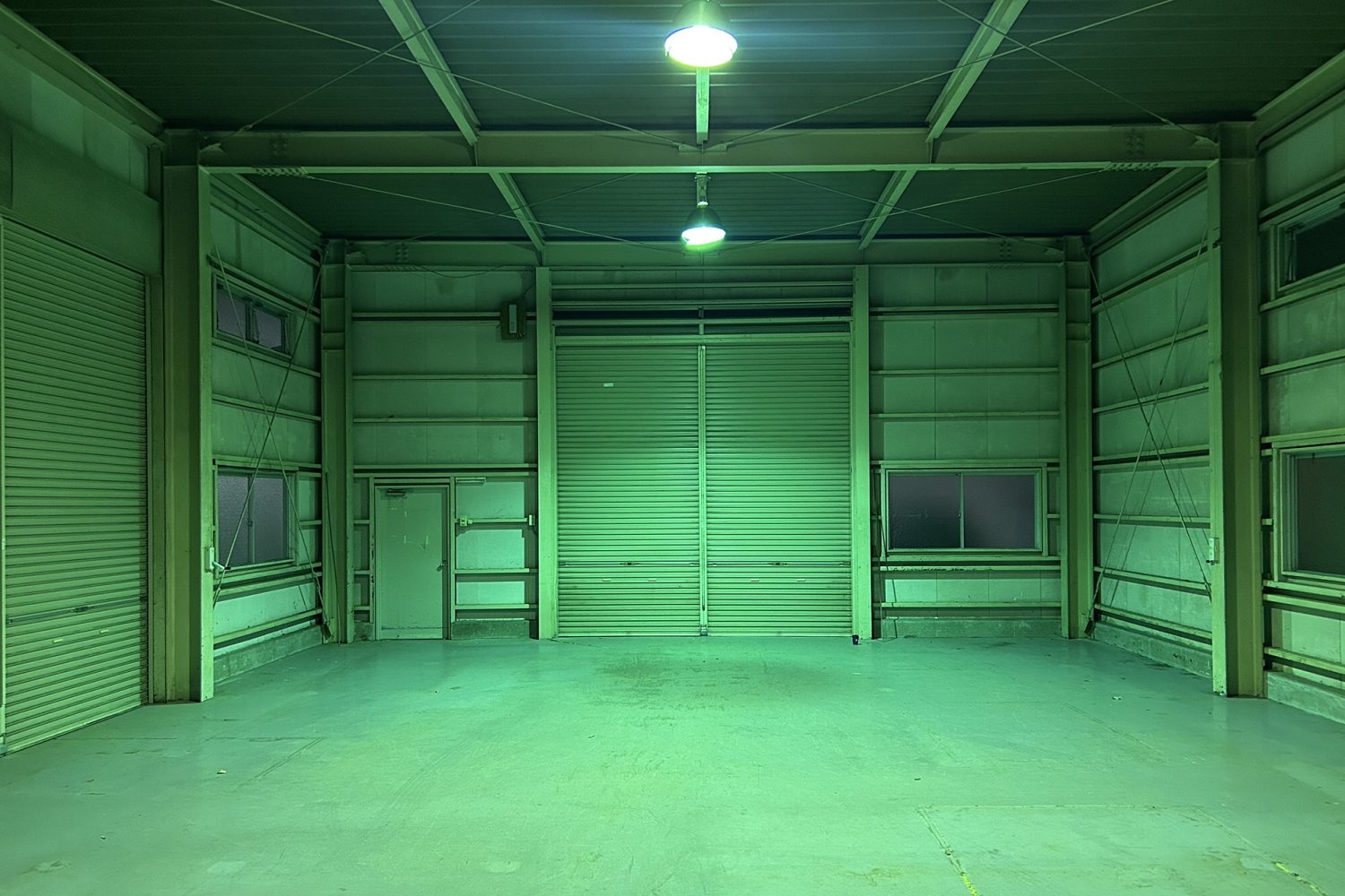 夜の工場照明 緑のLED