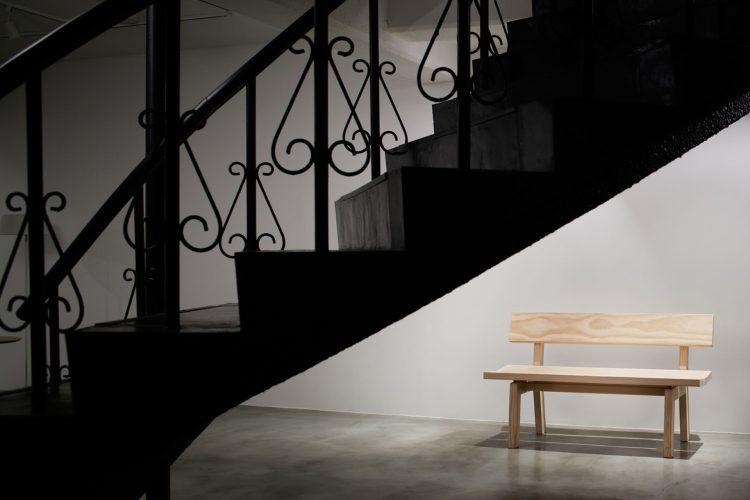 B1F レトロな螺旋階段をフレームのように活かして