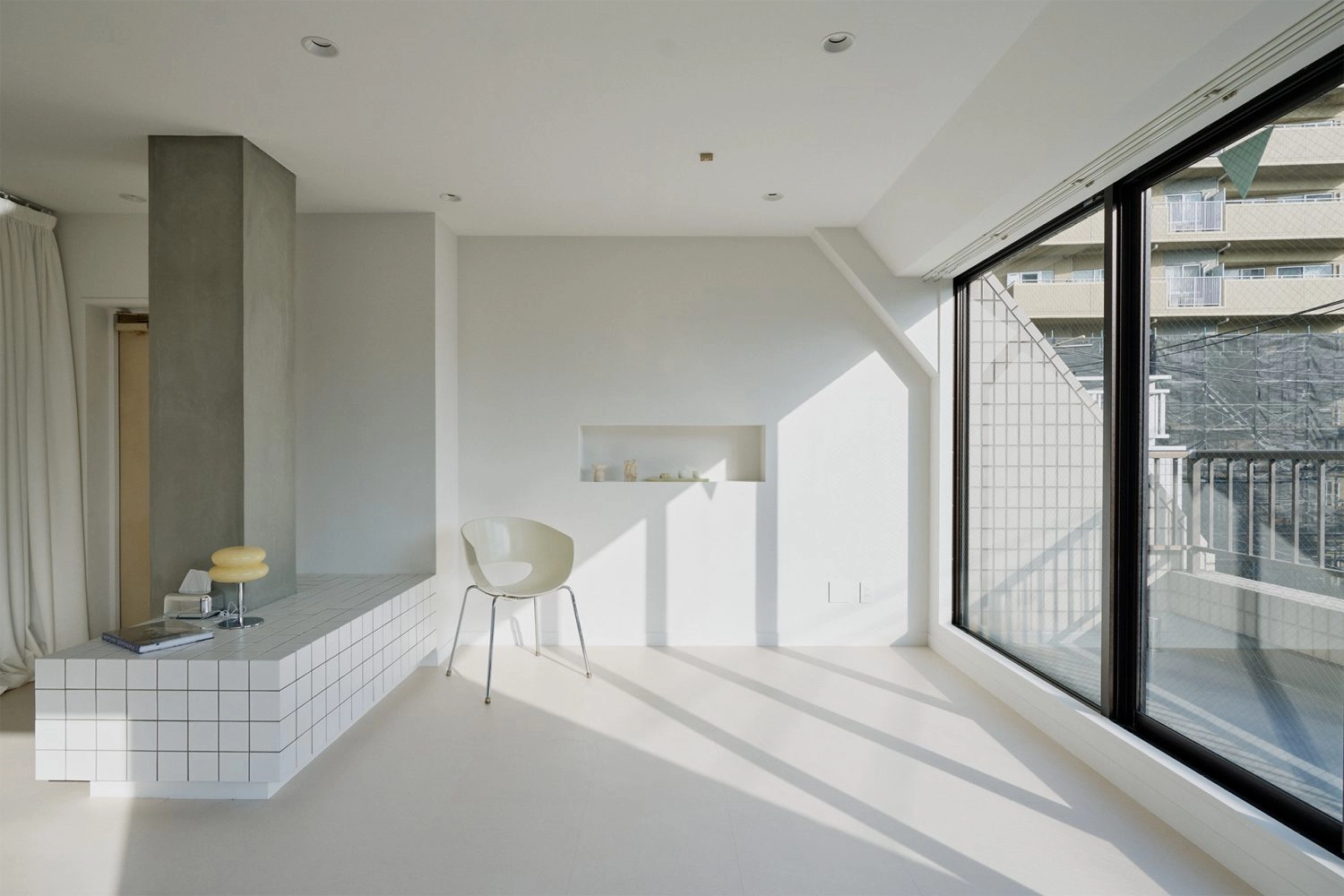 白を基調とした3面採光の明るい撮影スタジオ