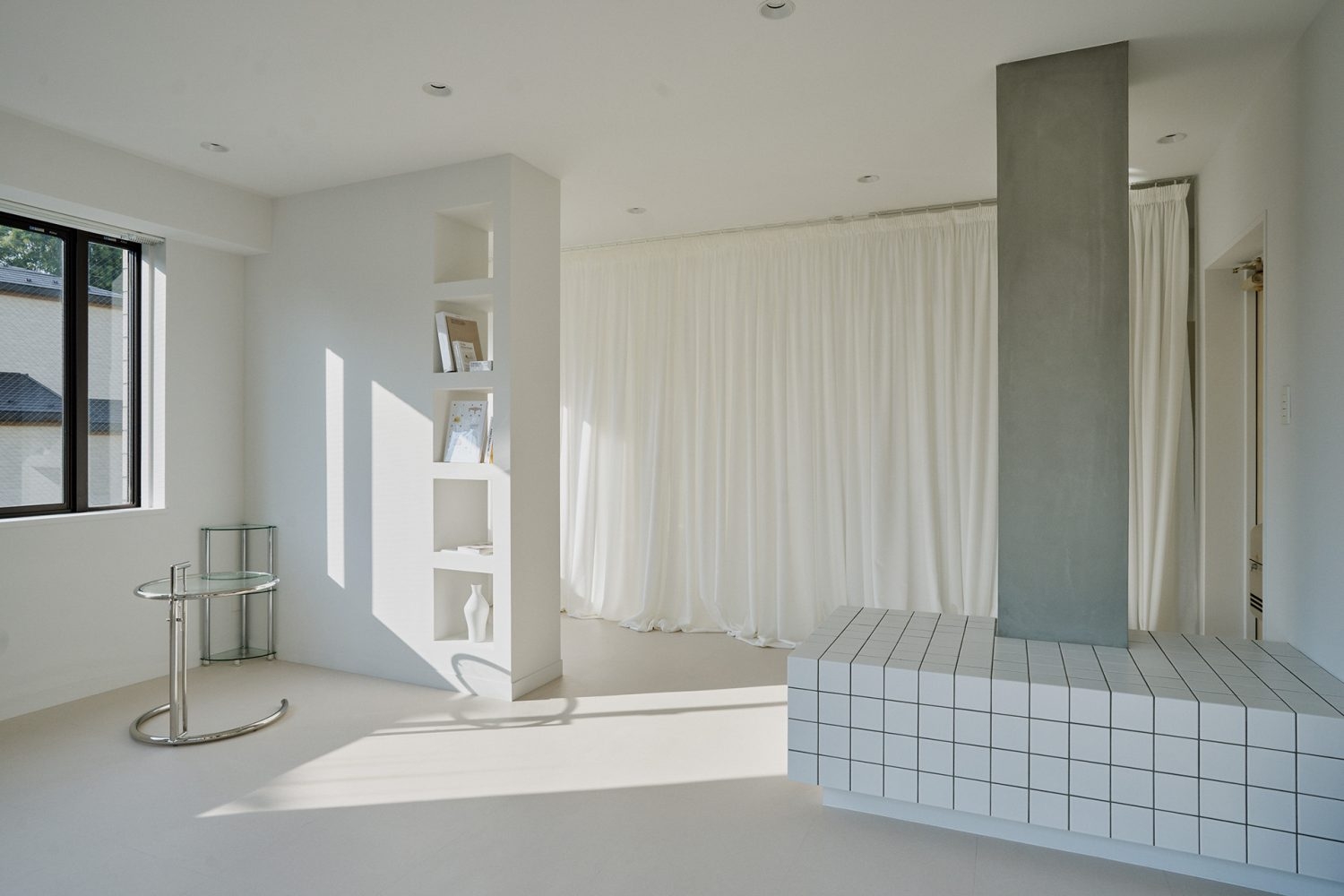 モルタル柱やブレイクスタイルのカーテンを撮影背景に