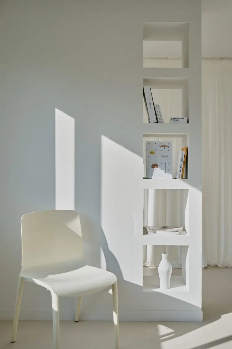 光が差し込む白いニッチ壁はEC用商品撮影にぴったり