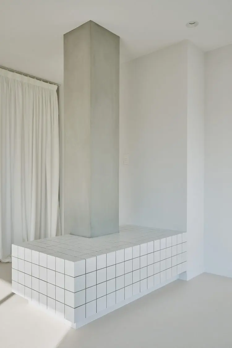 造作ベンチに座って撮影やタイル面での小物撮影も可能