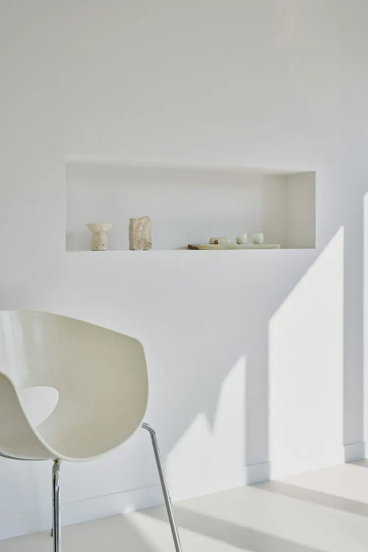 横長のニッチ壁に商品を配置してカタログ撮影も