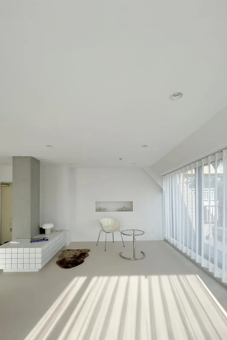 レースカーテンからスタジオ内に入るやわらかな自然光