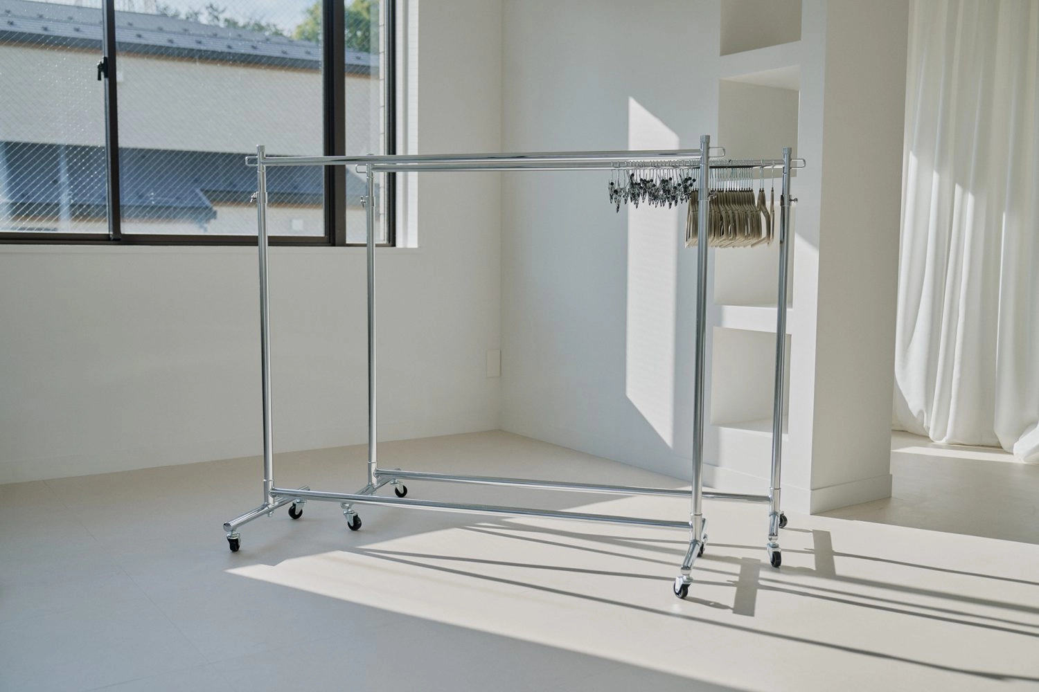 備品:ハンガーラック2台 / 多数のハンガーをご用意