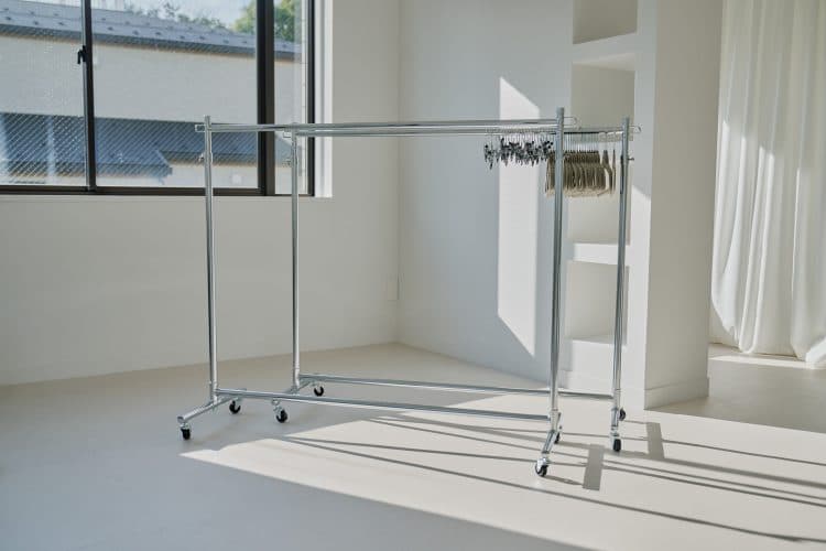 備品:ハンガーラック2台 / 多数のハンガーをご用意