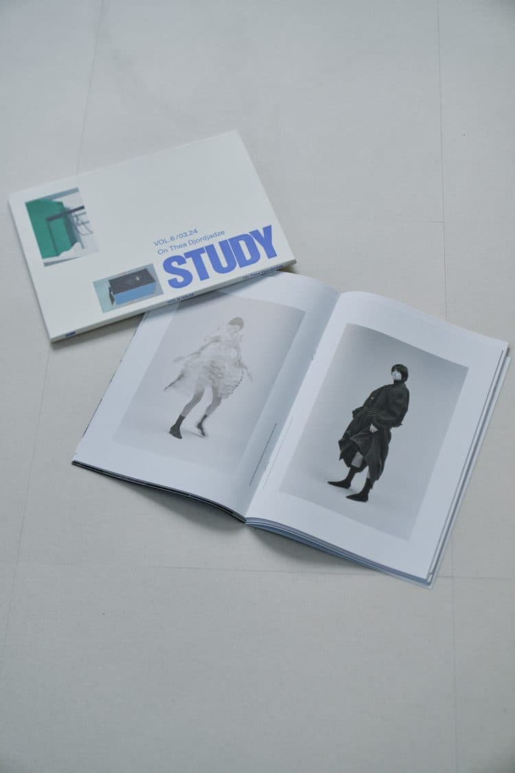 備品:デザインブック / 床面での撮影も可能