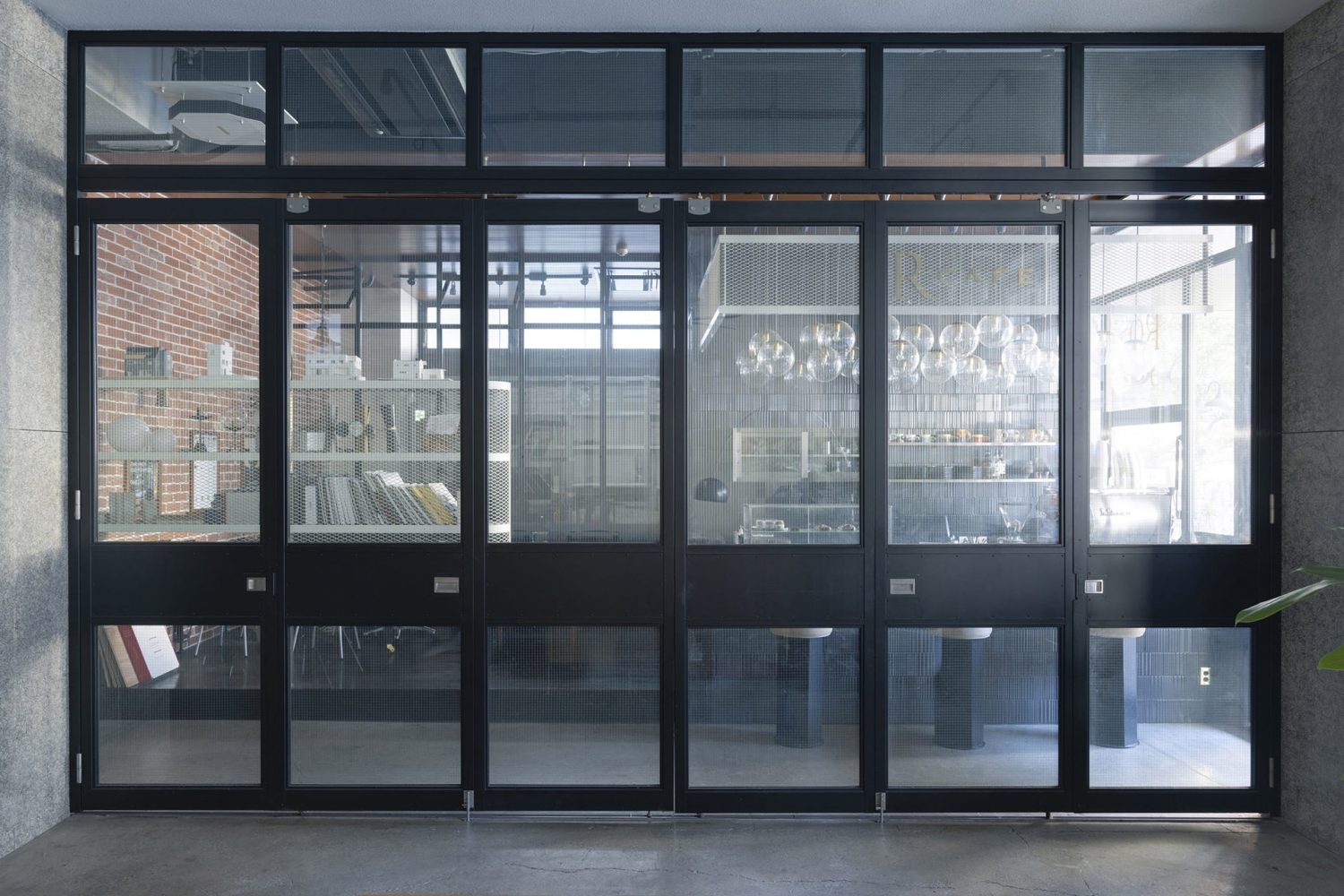 オフィスと仕切れるガラス扉