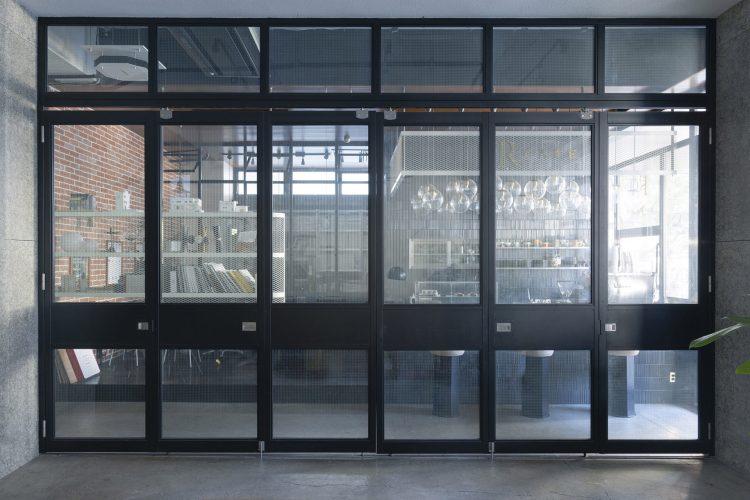 オフィスと仕切れるガラス扉