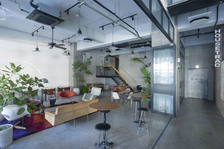 階段が印象的なエントランスからの眺め