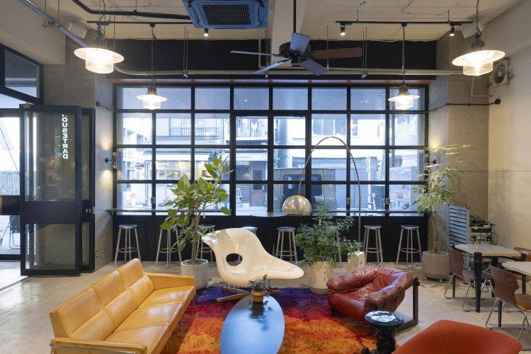 アイアンの格子窓を背景に