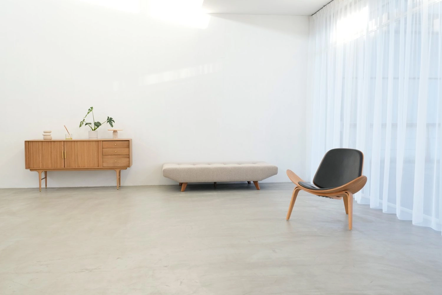 白壁とレースカーテンのナチュラルなリビングシーン