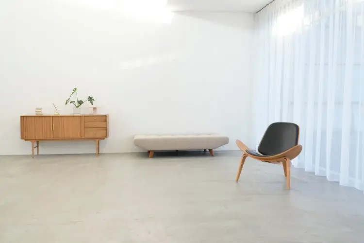 白壁とレースカーテンのナチュラルなリビングシーン