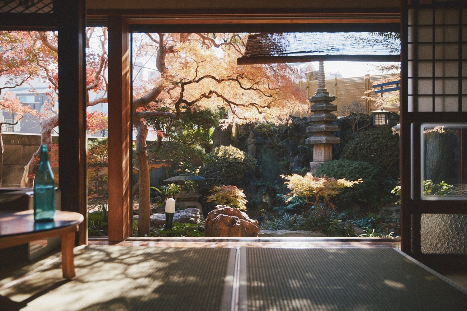 縁側と庭抜け 和風庭園には石灯篭も