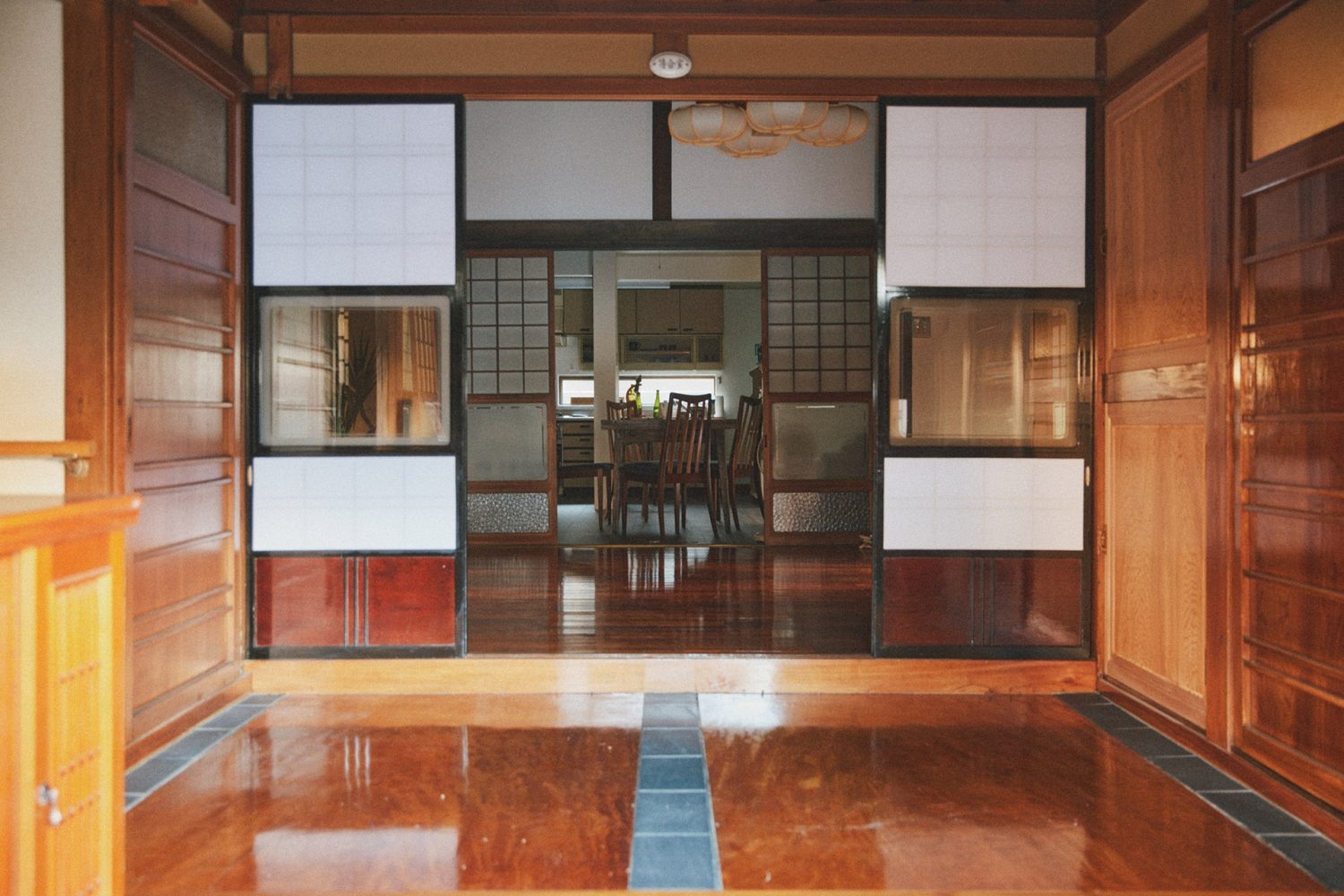 正面玄関から障子の先にキッチン