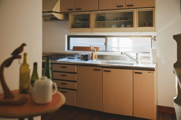 リアルでレトロな壁付キッチン