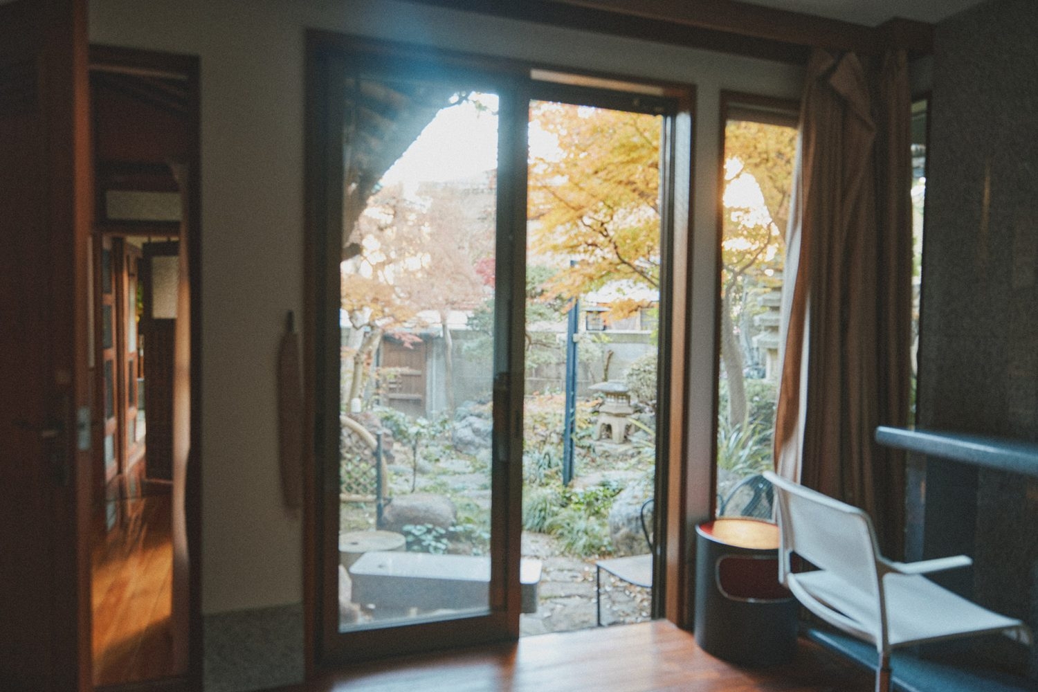 書斎から庭と廊下抜け