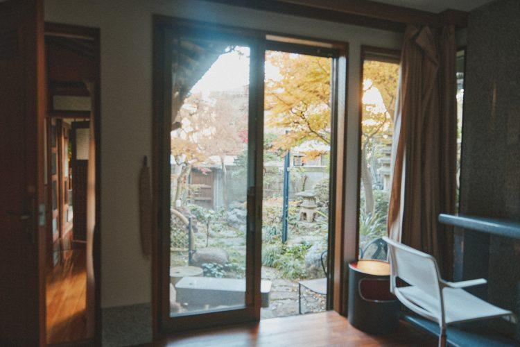 書斎から庭と廊下抜け