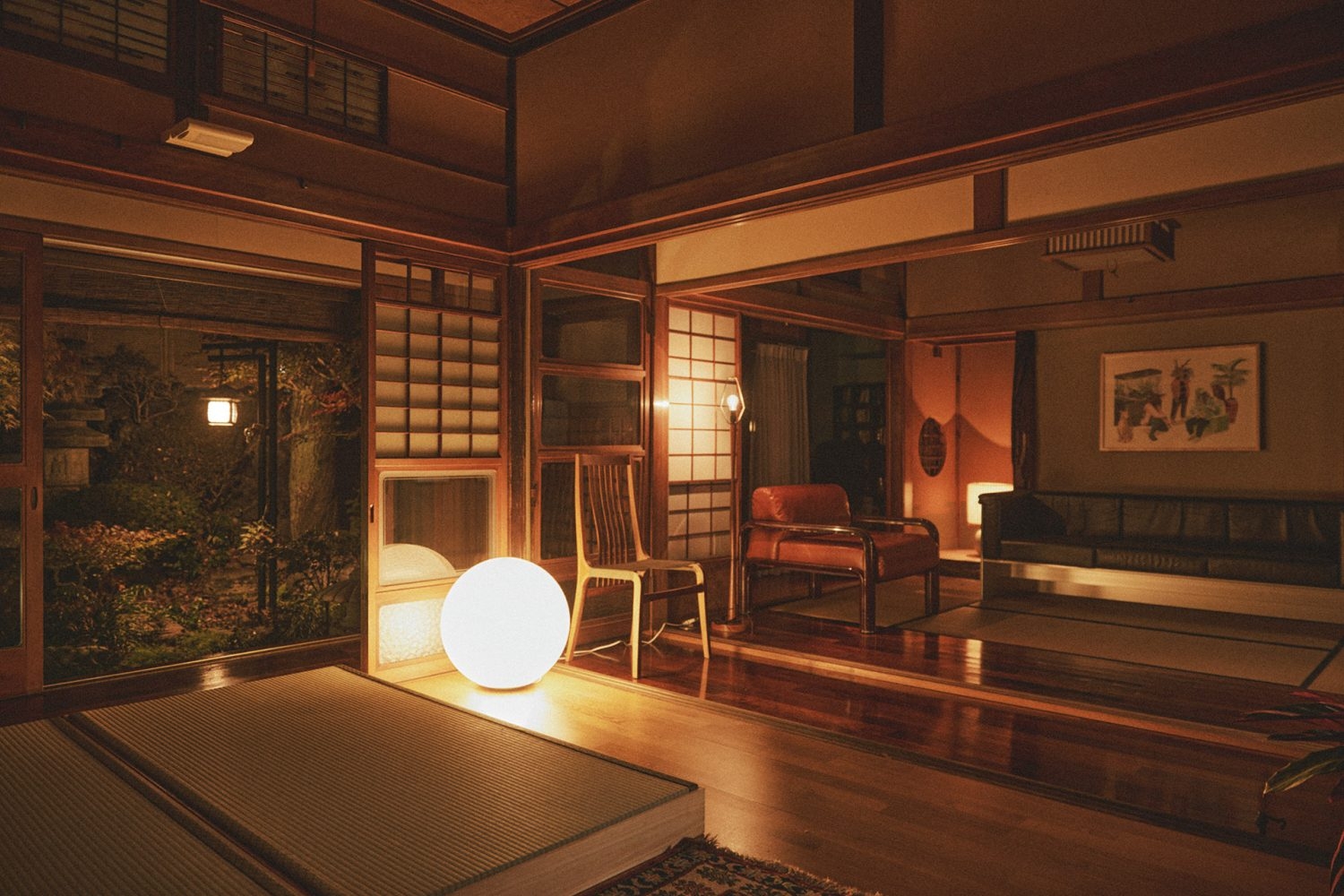 庭の照明も使って夜の和室