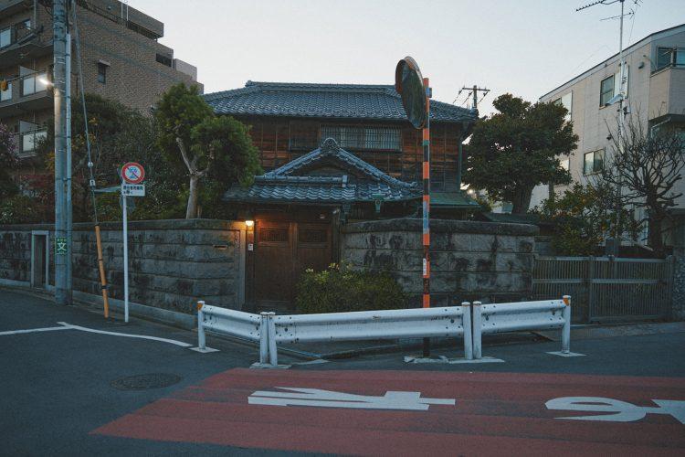 建物前の交差点から外観