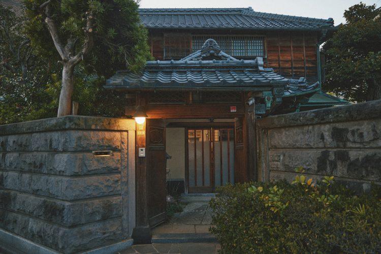 正面門の先に玄関 美しい瓦屋根