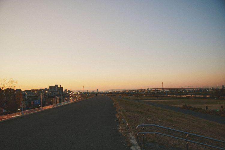 スタジオ隣に荒川土手のロケーションも