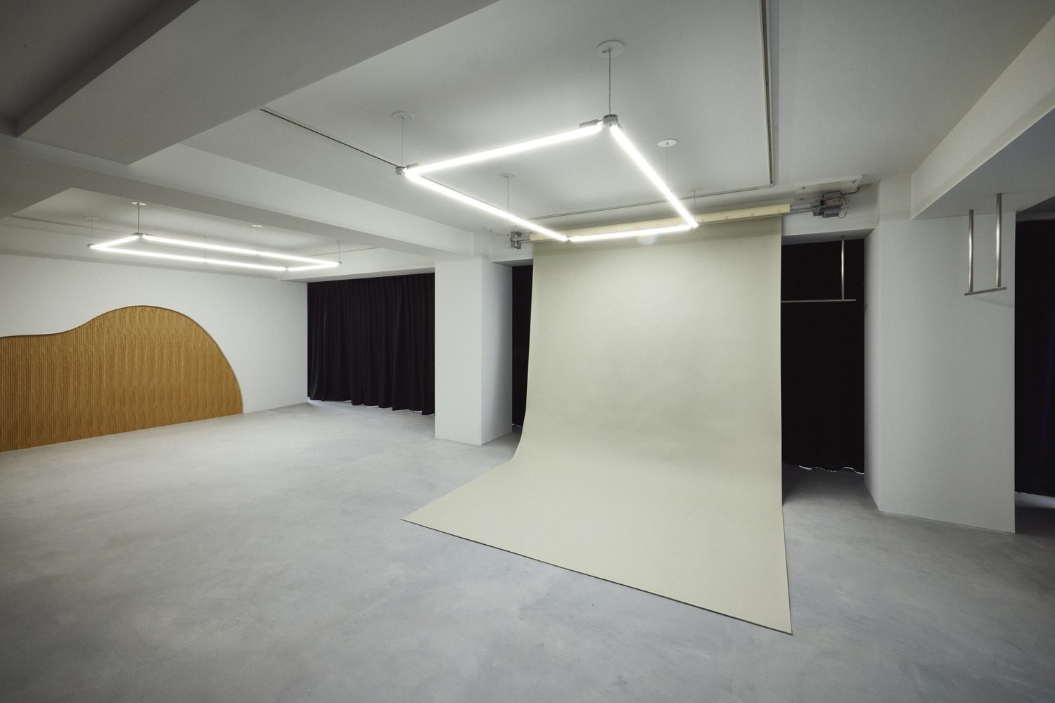 天井レールに照明の取り付けも可能