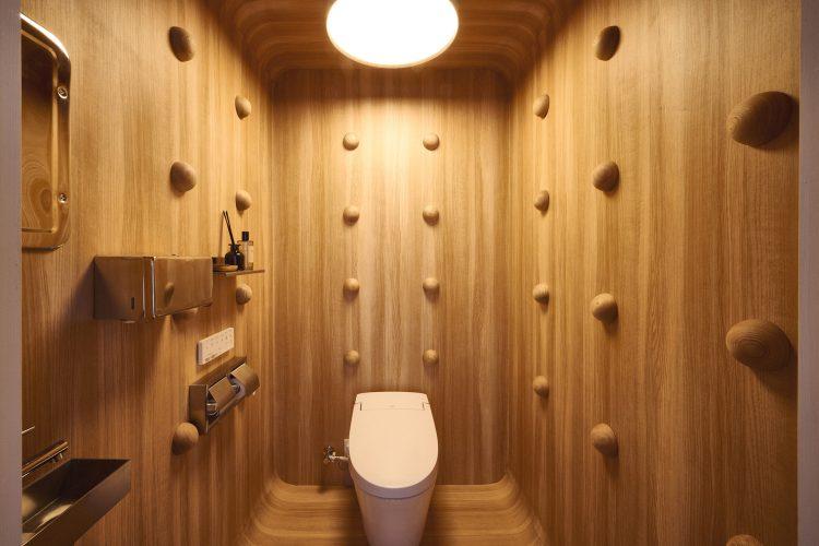 凹凸のある壁が印象的なトイレ