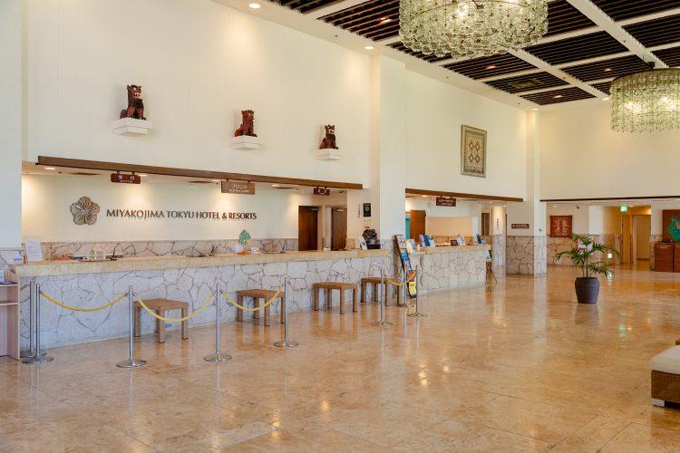 石造り✕シーサーが目を惹く広々としたホテルロビー