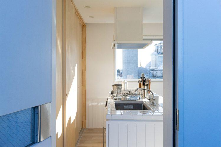 バルコニー側からのキッチン風景