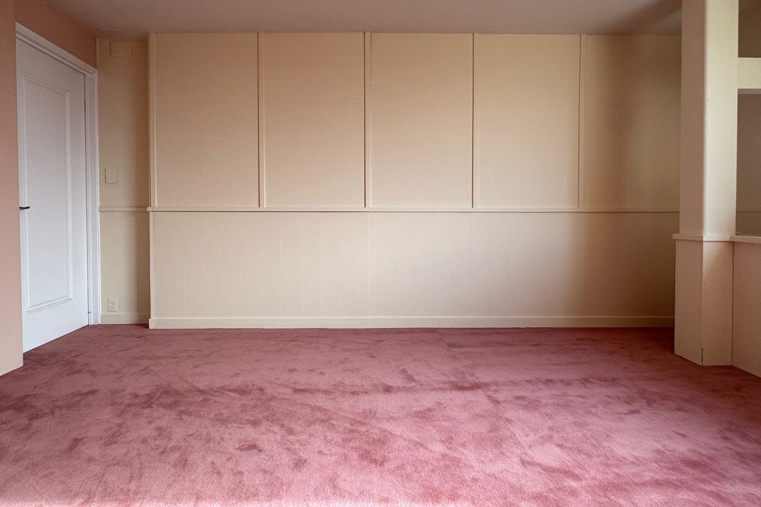 6F ベージュ壁✕ピンクカーペット