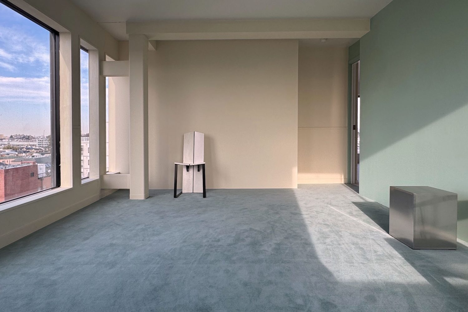 6F ベージュ壁✕ミントグリーンのカーペット