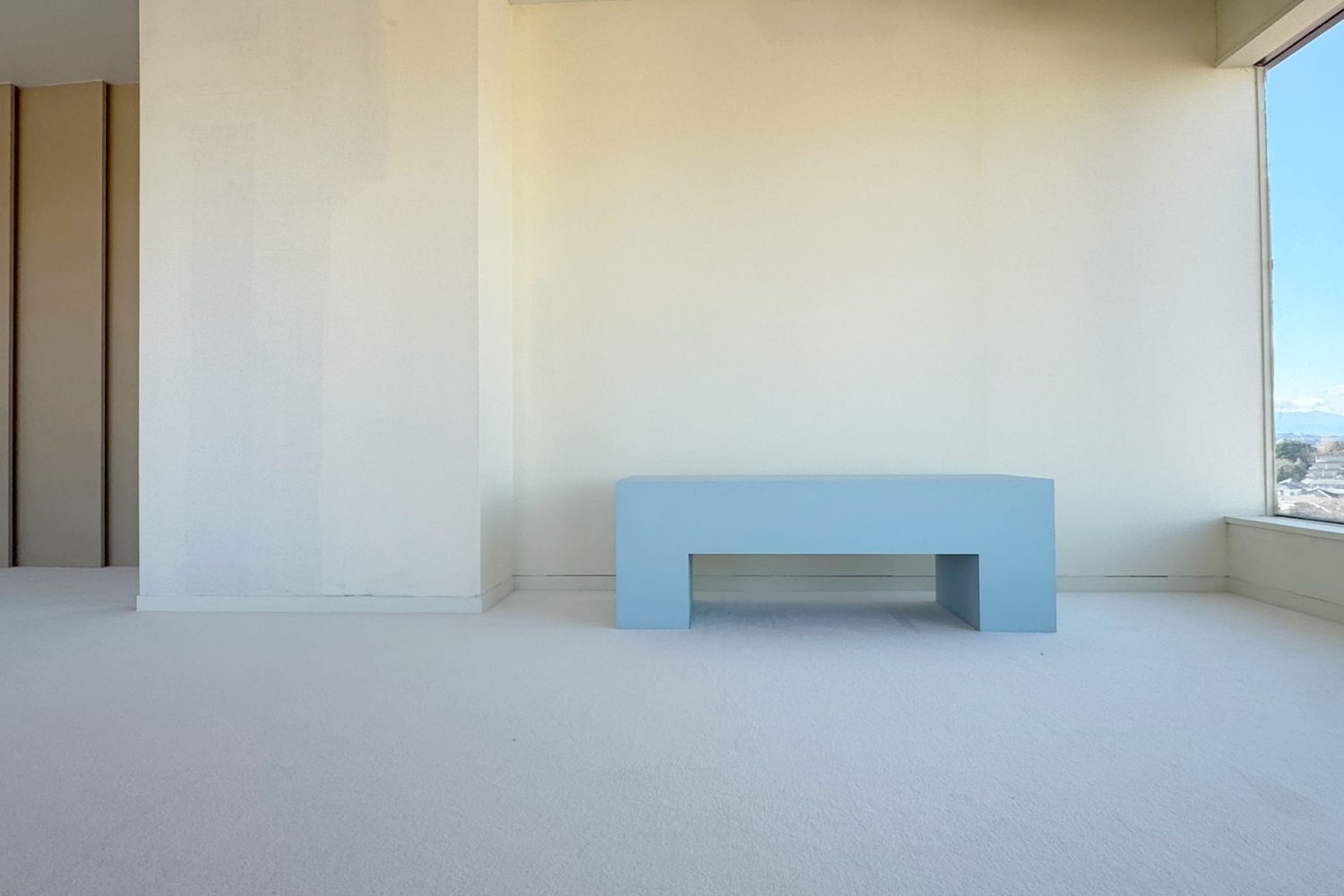 6F アートのようなスカイブルーのベンチ