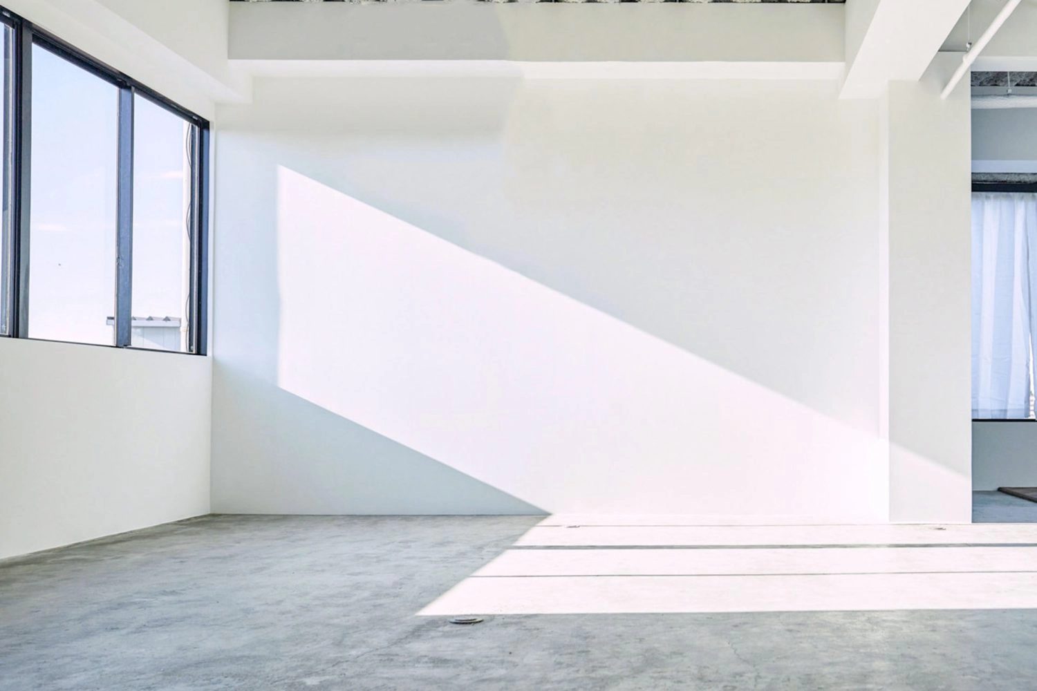 白壁に差し込む自然光