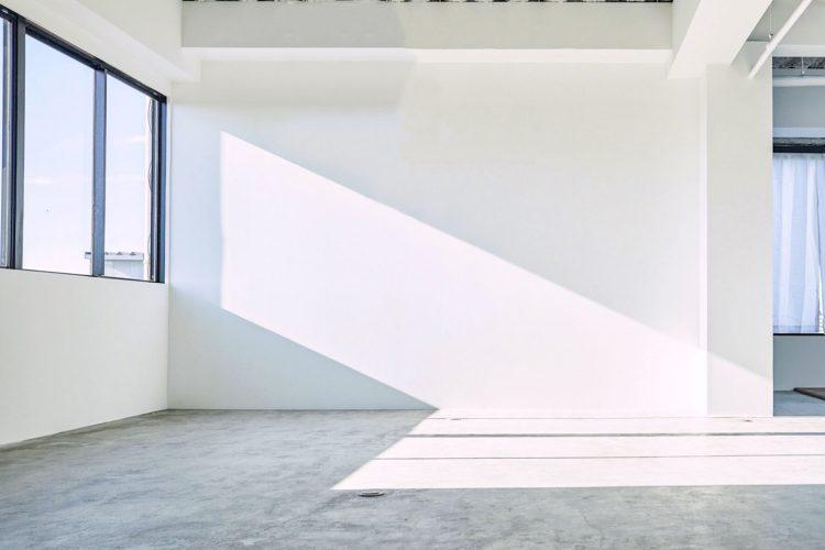 白壁に差し込む自然光