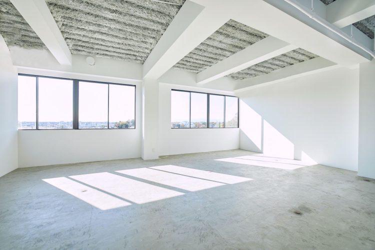 午前中から午後にかけては右の白壁に自然光