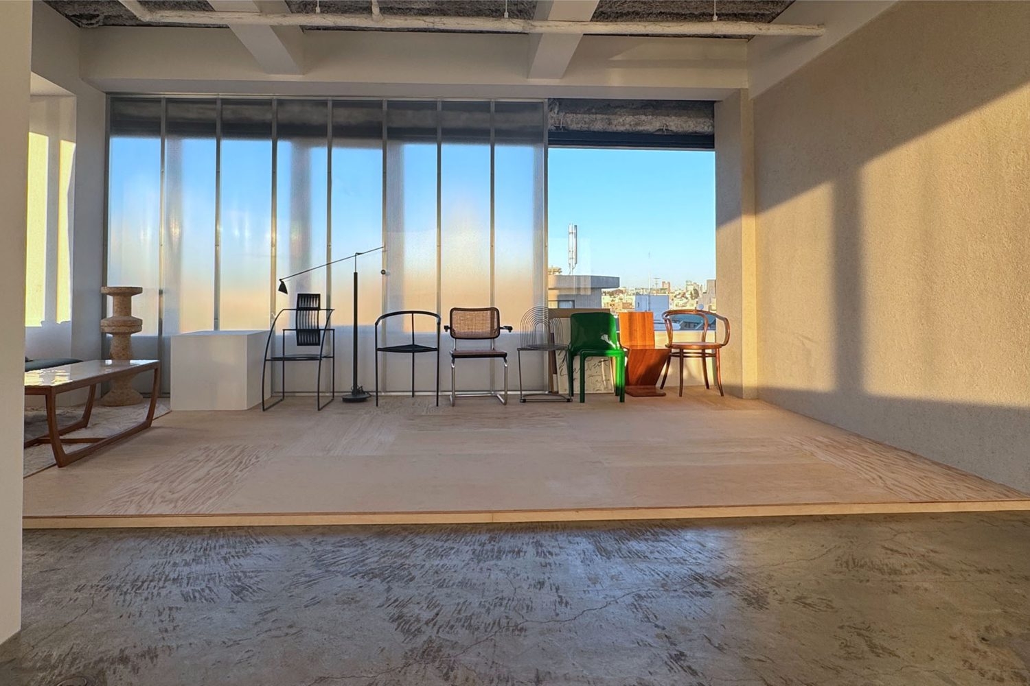 木材の素地仕上げが印象的なスペース