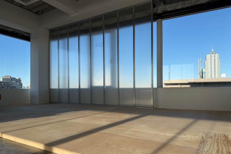 シャープな透明感をもつクリア壁