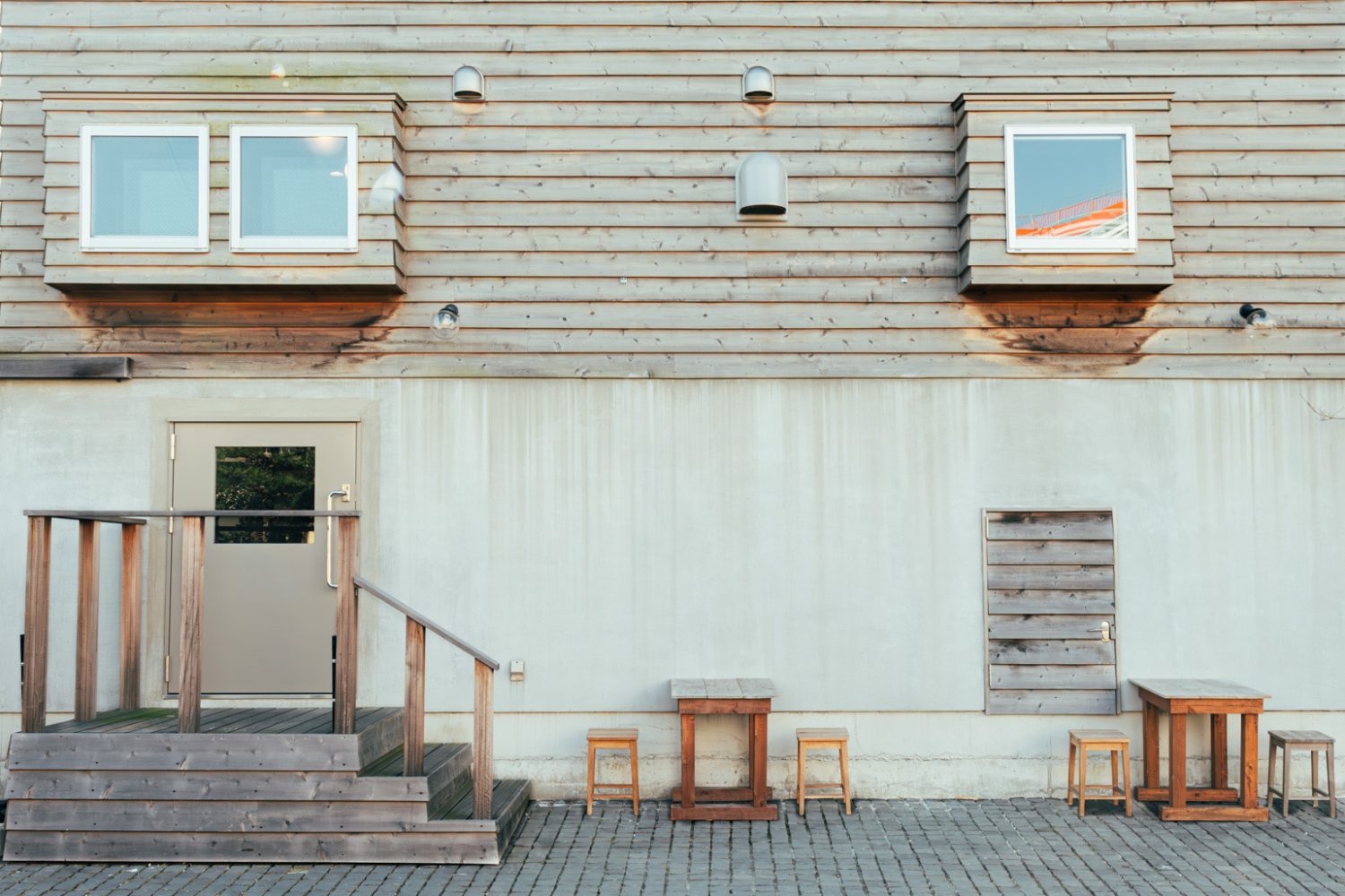 レッドシダー✕モルタルの壁が特徴的なカフェの外観