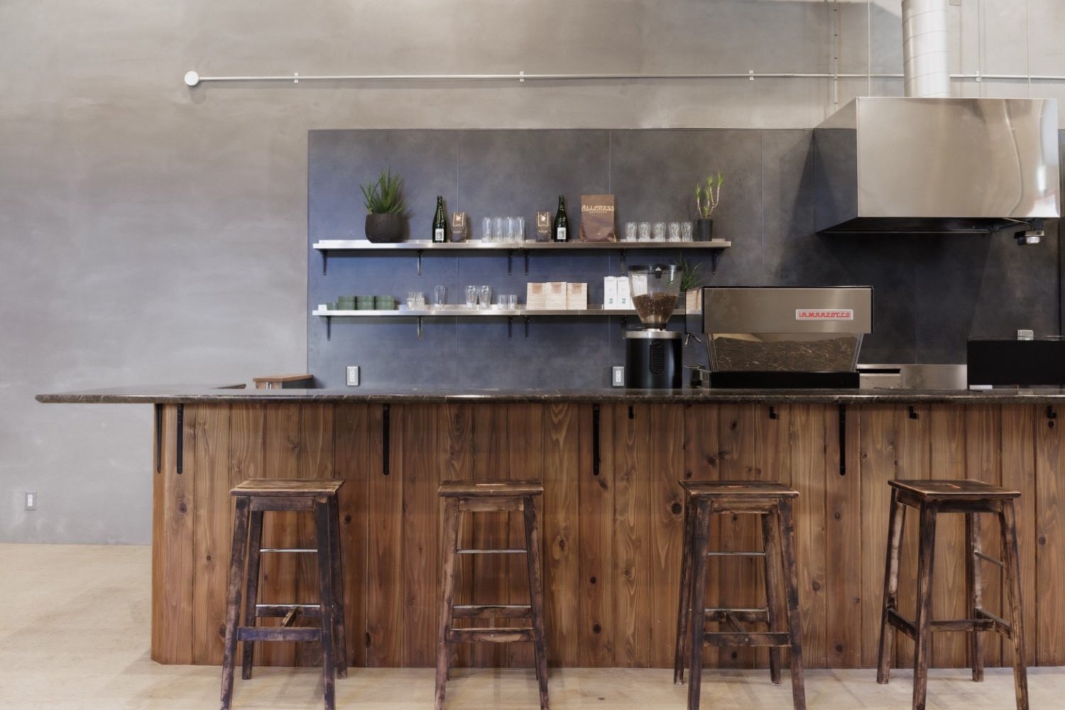 ぬくもりを感じるウッドカウンターが印象的なキッチン