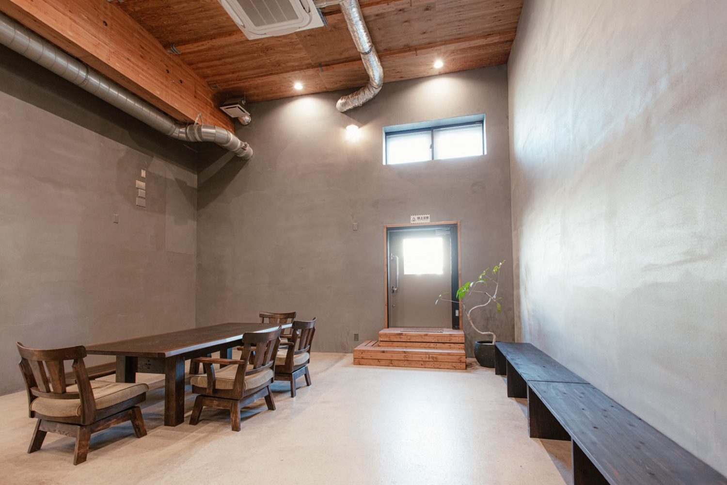 天井高4.5mのすっきりと余白のあるカフェ内