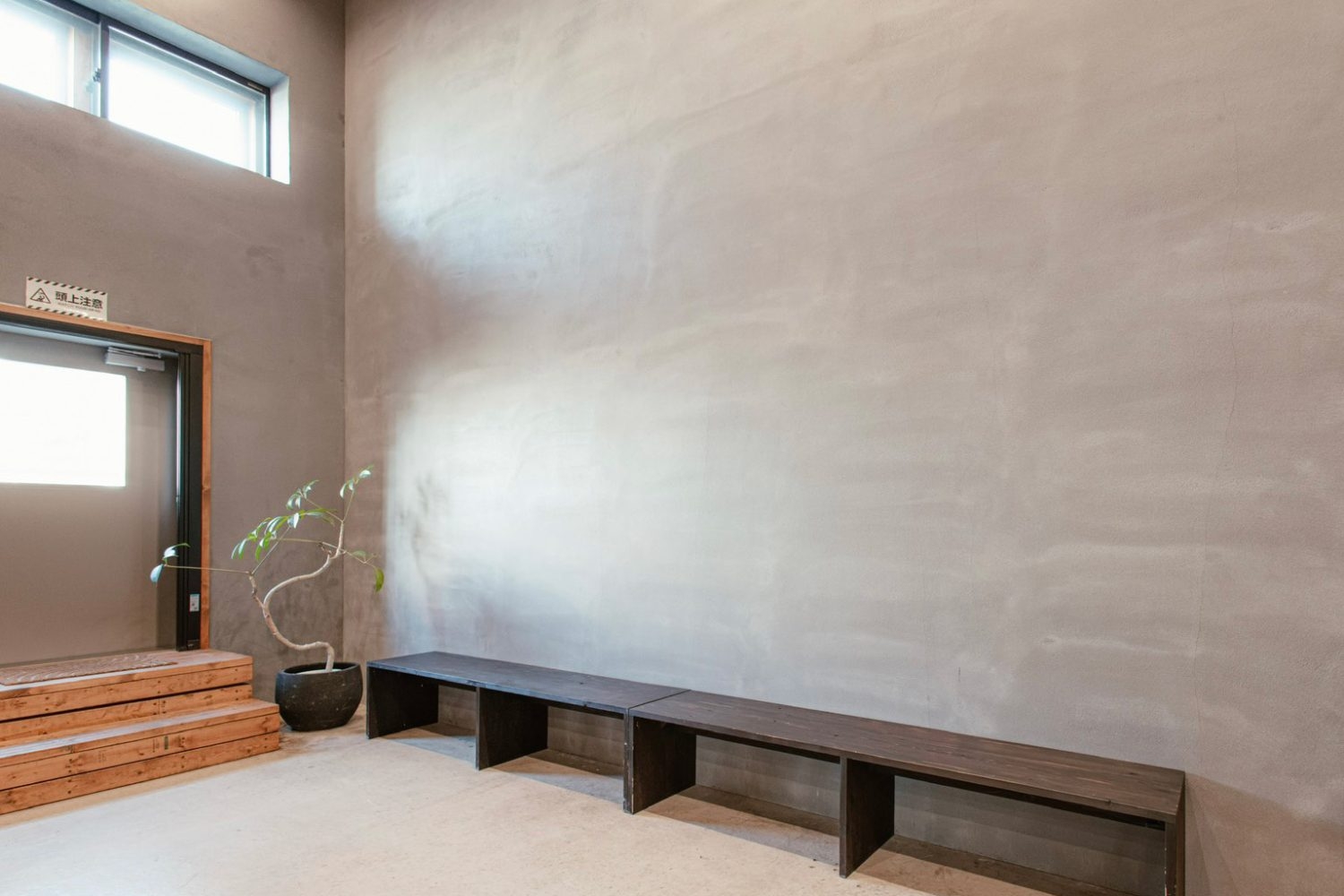 入口側の窓から入るやわらかな自然光