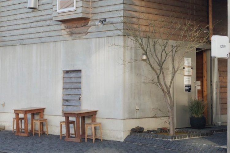 ピンコロ石の敷き詰められたカフェテラスでも撮影可能