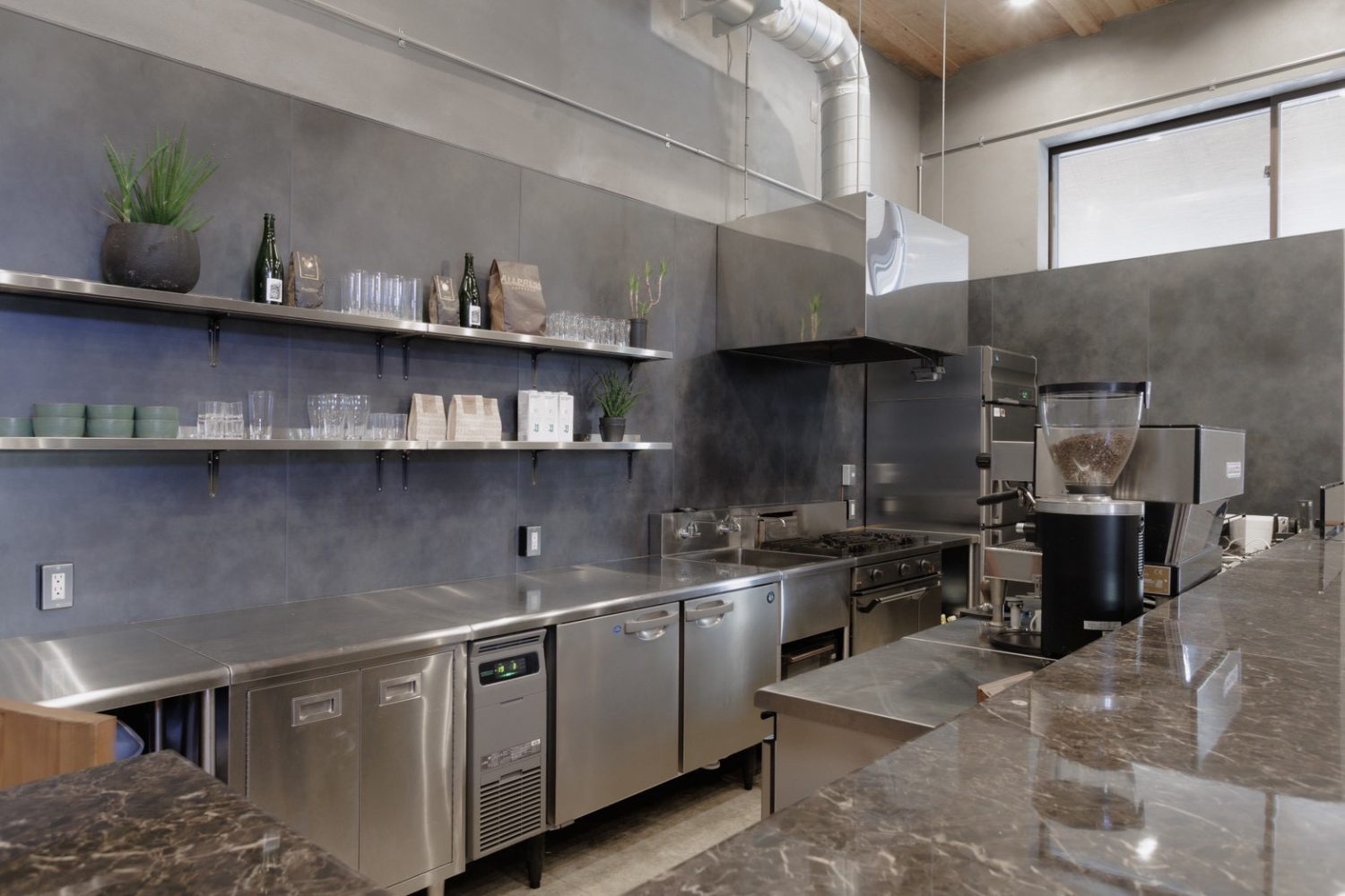 充実した設備と広い作業スペースを備えた本格キッチン