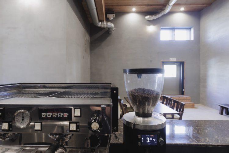 エスプレッソマシーン完備 / キッチン内から店内の撮影も