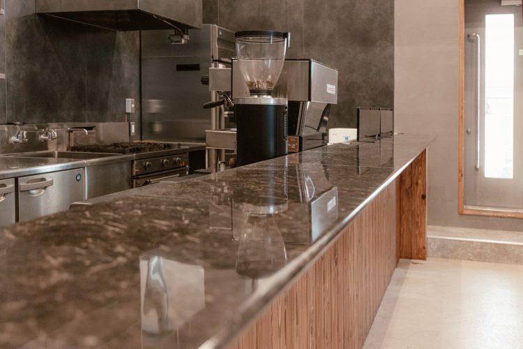 石材を使用した落ち着いた雰囲気のカフェカウンター